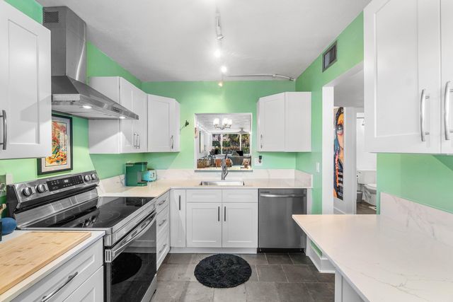 2825 SW 22nd Avenue 104, Delray Beach, FL 33445