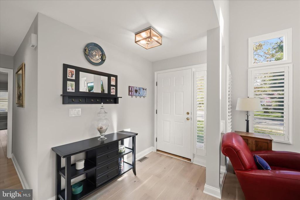 Image 3 of property listing at 2804 PENNYPOND LN N, Annapolis, MD 21401