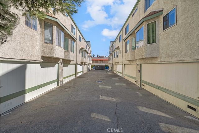 7550 Zombar 11, Van Nuys, CA 91406
