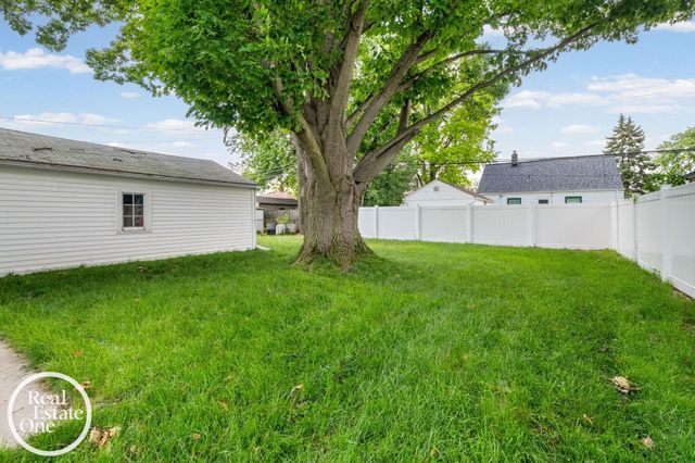 21600 Revere Street, Saint Clair Shores, MI 48080
