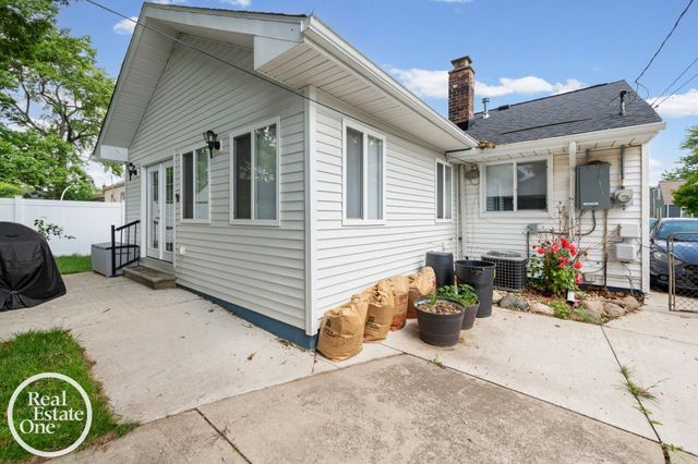 21600 Revere Street, Saint Clair Shores, MI 48080