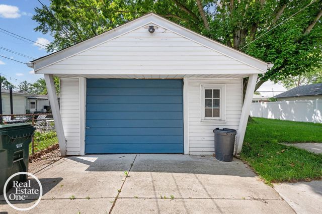 21600 Revere Street, Saint Clair Shores, MI 48080