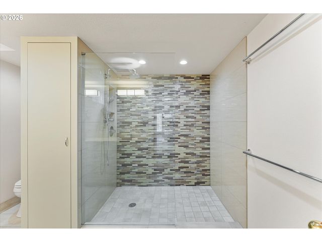 21047 Ne INTERLACHEN Ln, Fairview, OR 97024