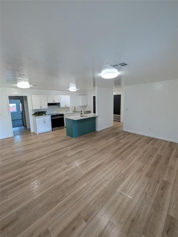 905 Royal Avenue, Midwest City, OK 73130