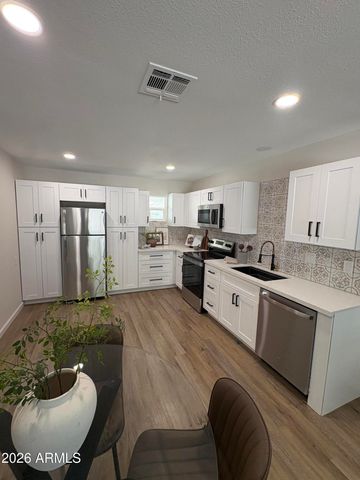 8450 E WINDSOR Avenue, Scottsdale, AZ 85257