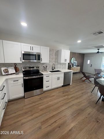 8450 E WINDSOR Avenue, Scottsdale, AZ 85257