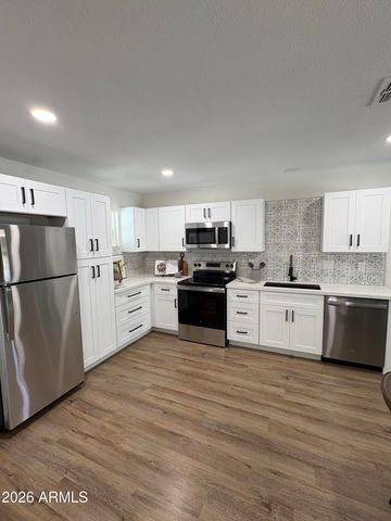 8450 E WINDSOR Avenue, Scottsdale, AZ 85257