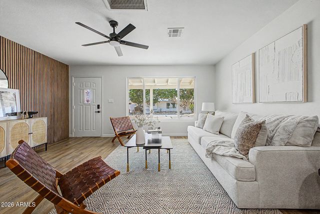 8450 E WINDSOR Avenue, Scottsdale, AZ 85257