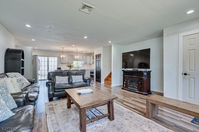 520 Oak St, Kenilworth Boro, NJ 07033