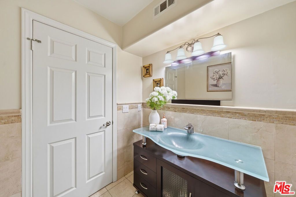 Image 18 of property listing at 4814 Ramsdell Avenue, La Crescenta, CA 91214