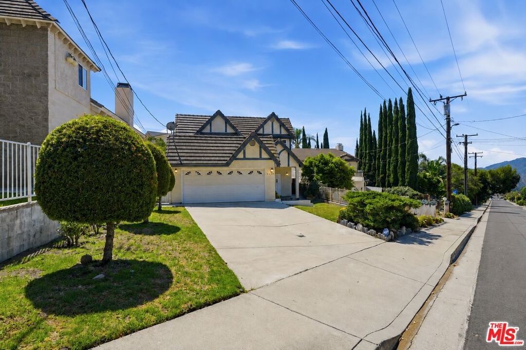 Image 2 of property listing at 4814 Ramsdell Avenue, La Crescenta, CA 91214