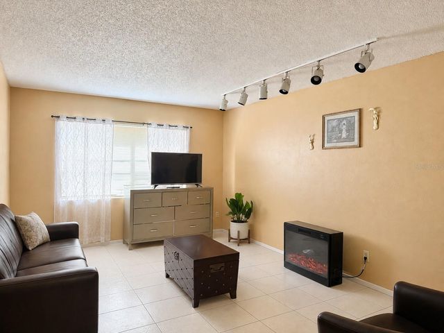 7011 WATERSIDE DR, Tampa, FL 33617