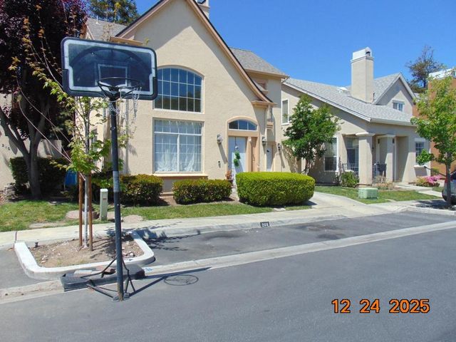 208 Holland Circle, Hollister, CA 95023