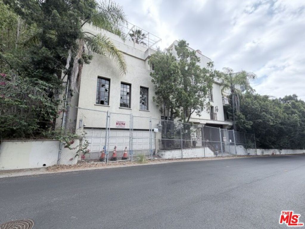 1754 Sunset Plaza Drive, Los Angeles, CA 90069 — photo 3