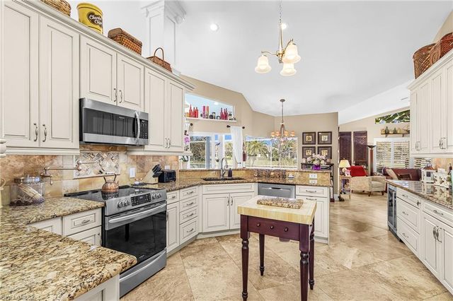 2025 Mission DR, Naples, FL 34109