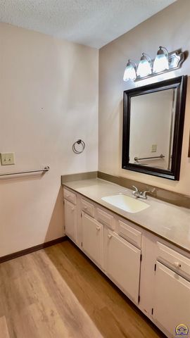 5724 SW Foxcroft North CIR, Topeka, KS 66614