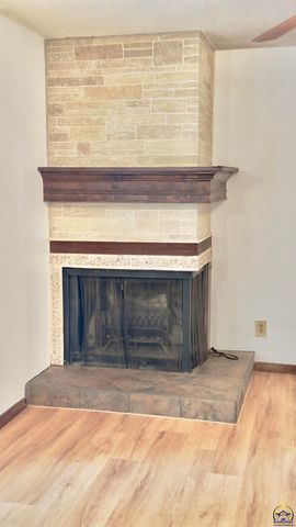 5724 SW Foxcroft North CIR, Topeka, KS 66614