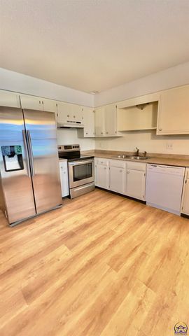 5724 SW Foxcroft North CIR, Topeka, KS 66614