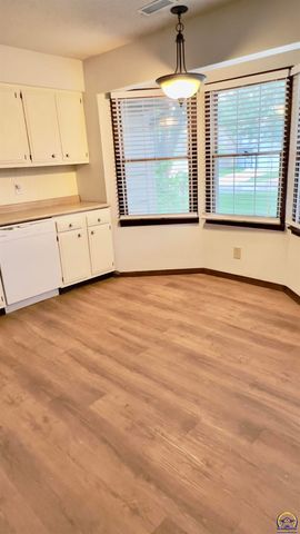 5724 SW Foxcroft North CIR, Topeka, KS 66614
