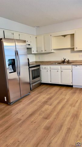 5724 SW Foxcroft North CIR, Topeka, KS 66614