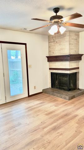 5724 SW Foxcroft North CIR, Topeka, KS 66614