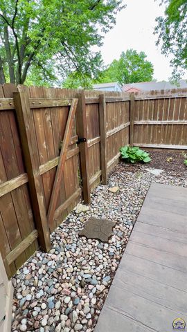5724 SW Foxcroft North CIR, Topeka, KS 66614