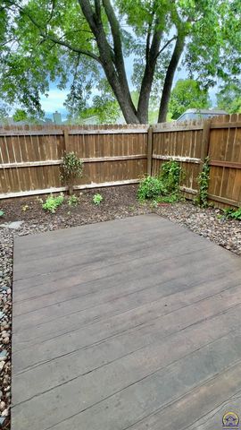 5724 SW Foxcroft North CIR, Topeka, KS 66614