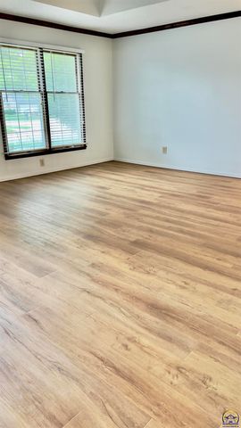 5724 SW Foxcroft North CIR, Topeka, KS 66614
