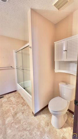 5724 SW Foxcroft North CIR, Topeka, KS 66614