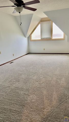 5724 SW Foxcroft North CIR, Topeka, KS 66614