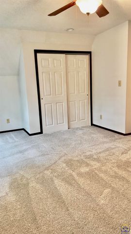 5724 SW Foxcroft North CIR, Topeka, KS 66614