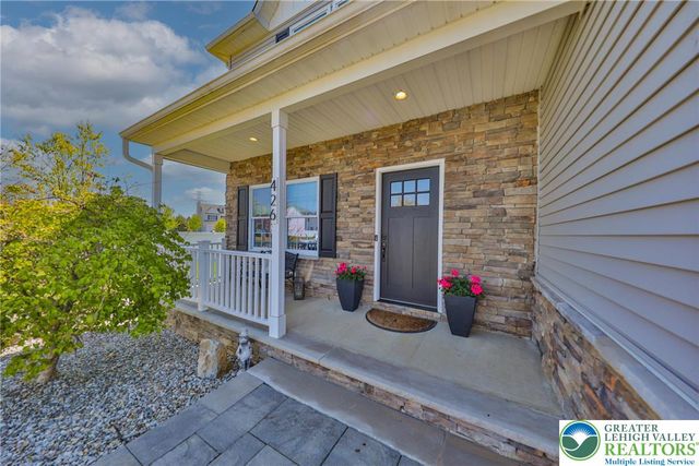 426 Freedom Court, Forks Twp, PA 18040