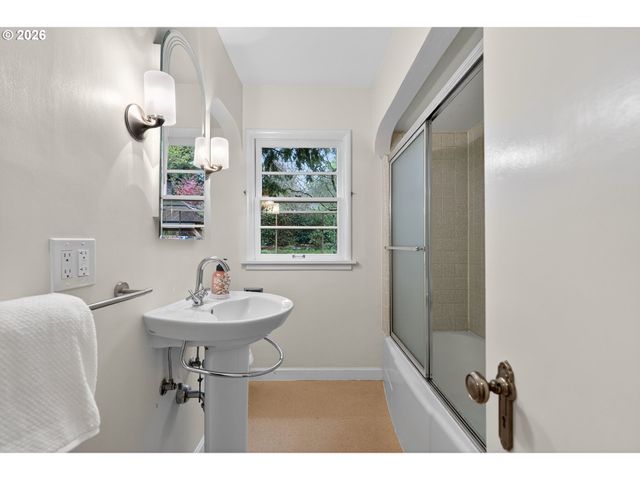 222 Se 62ND Ave, Portland, OR 97215