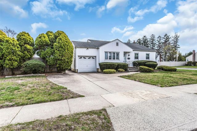 80 Knickerbocker Road N, Plainview, NY 11803