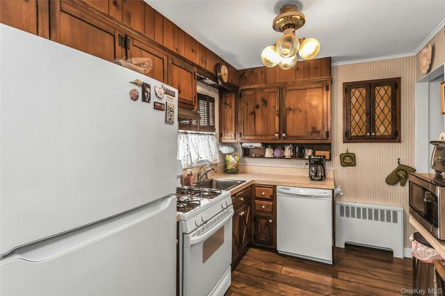 80 Knickerbocker Road N, Plainview, NY 11803