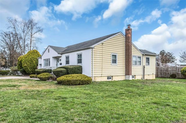 80 Knickerbocker Road N, Plainview, NY 11803