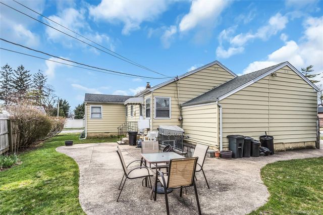 80 Knickerbocker Road N, Plainview, NY 11803