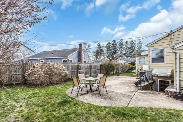 80 Knickerbocker Road N, Plainview, NY 11803