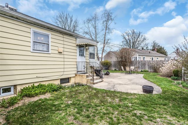 80 Knickerbocker Road N, Plainview, NY 11803