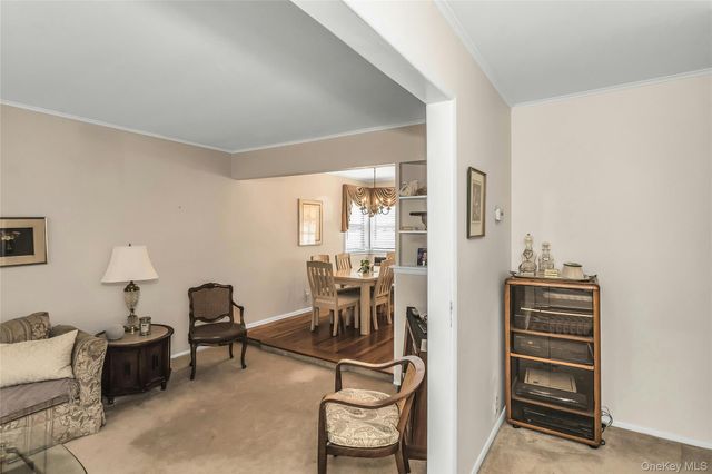 80 Knickerbocker Road N, Plainview, NY 11803