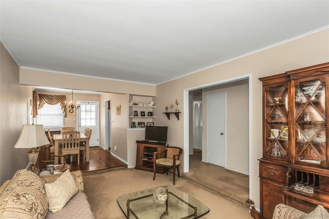 80 Knickerbocker Road N, Plainview, NY 11803