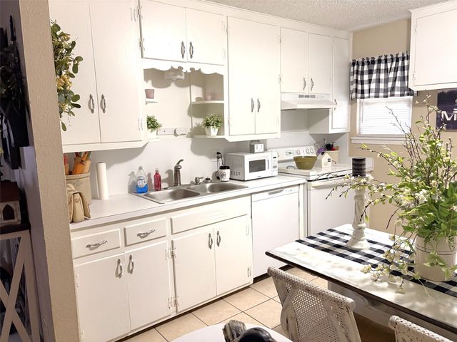 1032 W Florence Street, Denison, TX 75020