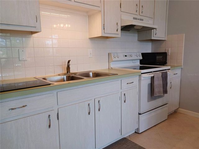 4318 TAHITIAN GARDENS CIRCLE B, Holiday, FL 34691