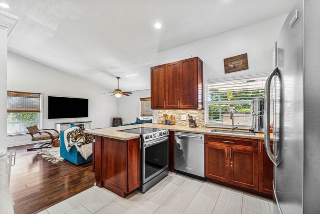 838 NW 9th Way, Boynton Beach, FL 33426