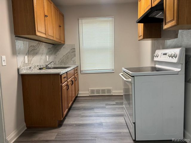 12730 Saratoga Street, Oak Park, MI 48237