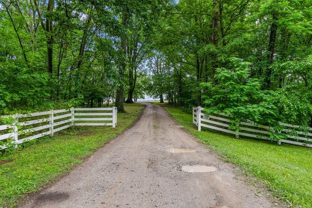 2391 Double Branch Rd, Columbia, TN 38401