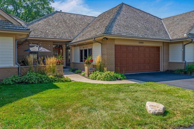 21905 W North AVENUE, Brookfield, WI 53045