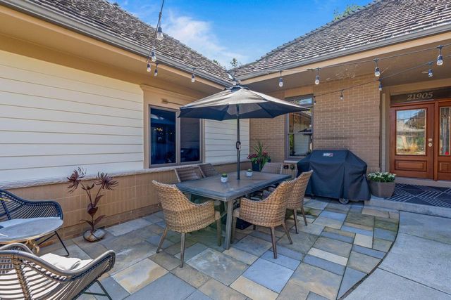 21905 W North AVENUE, Brookfield, WI 53045