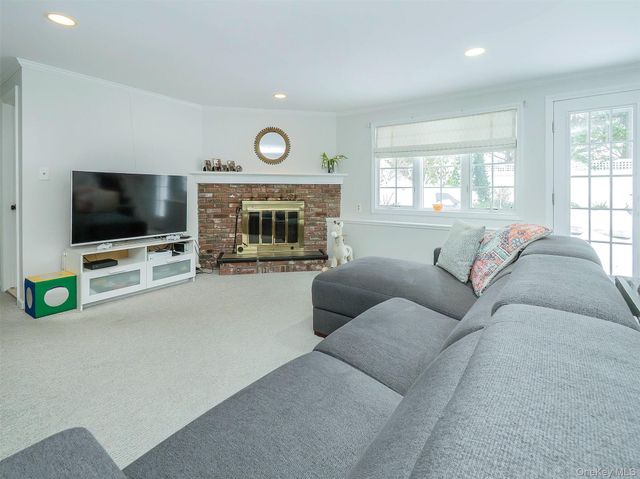 16 Underhill Road, Glen Head, NY 11545