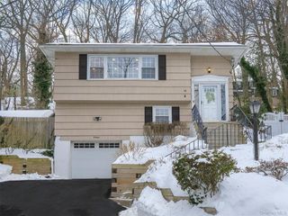 16 Underhill Road, Glen Head, NY 11545
